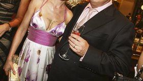 Svůj odvážně pojatý dekolt Petra Paroubková ještě ozdobila zlatou malůvkou