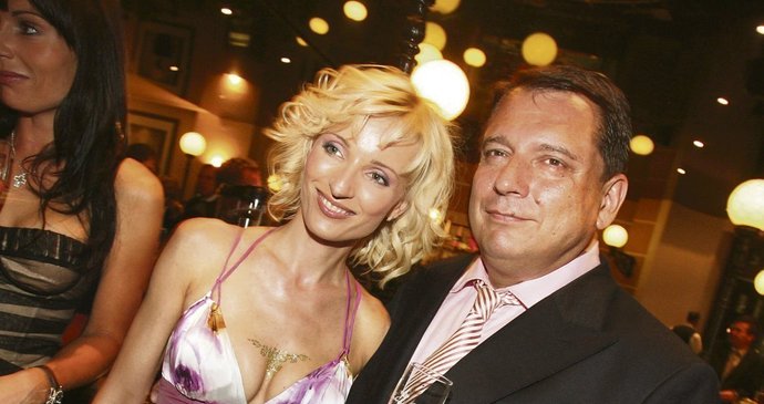Svůj odvážně pojatý dekolt Petra Paroubková ještě ozdobila zlatou malůvkou
