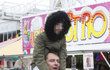 Jiří Paroubek s dcerou na matějské pouti: Paroubek vzal Margaritku i na ramena. Jiří Paroubek s dcerou na matějské pouti: Paroubek vzal Margaritku i na ramena.