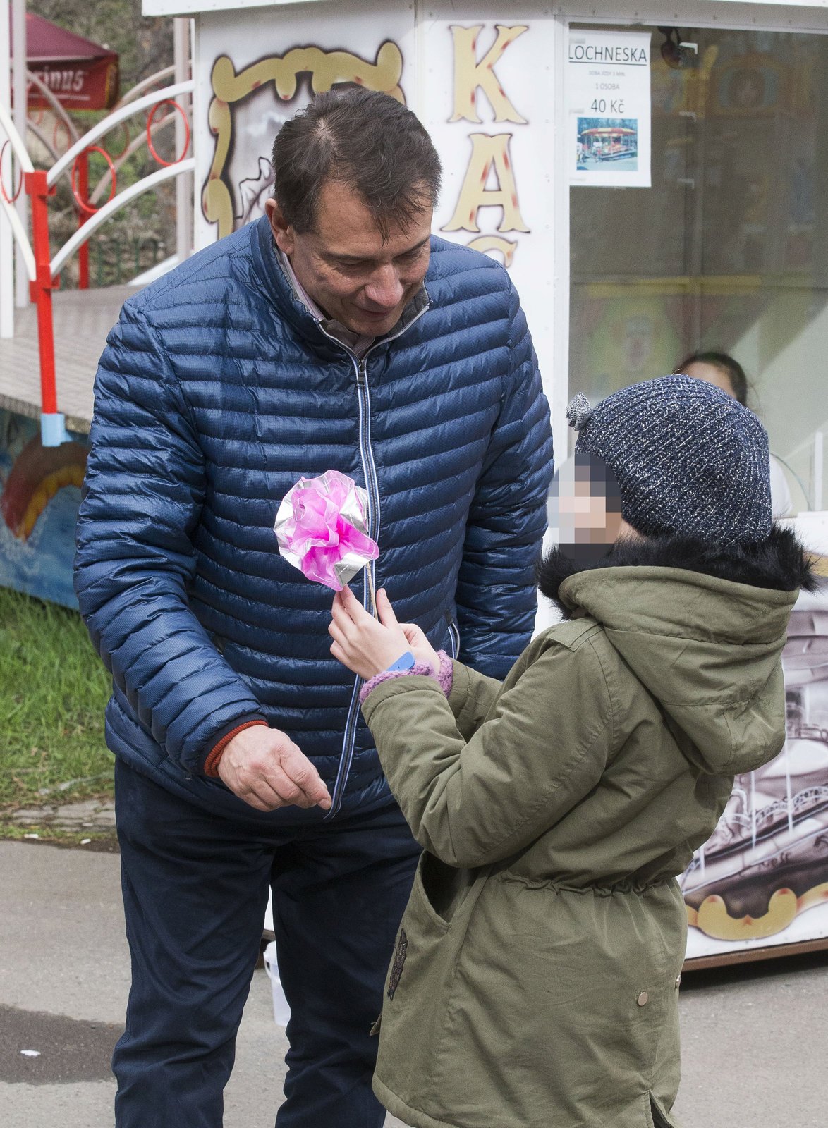 Jiří Paroubek s dcerou na matějské pouti: Tatínek vystřelil Margaritce růži.