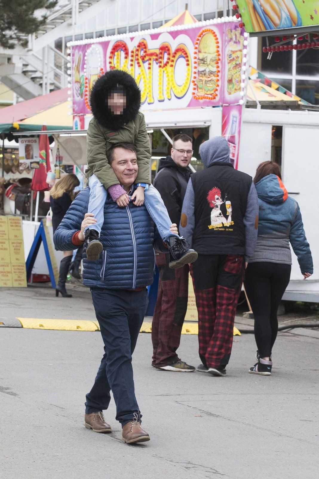 Jiří Paroubek s dcerou na matějské pouti: Paroubek vzal Margaritku i na ramena.