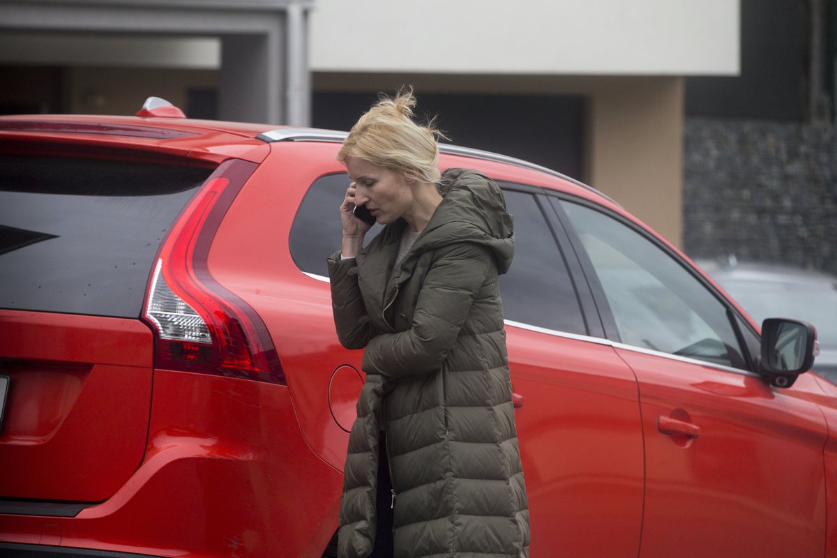 Předávání tajné dohody Paroubkových: 9:46 - Petra vyjde na ulici a horečně telefonuje.