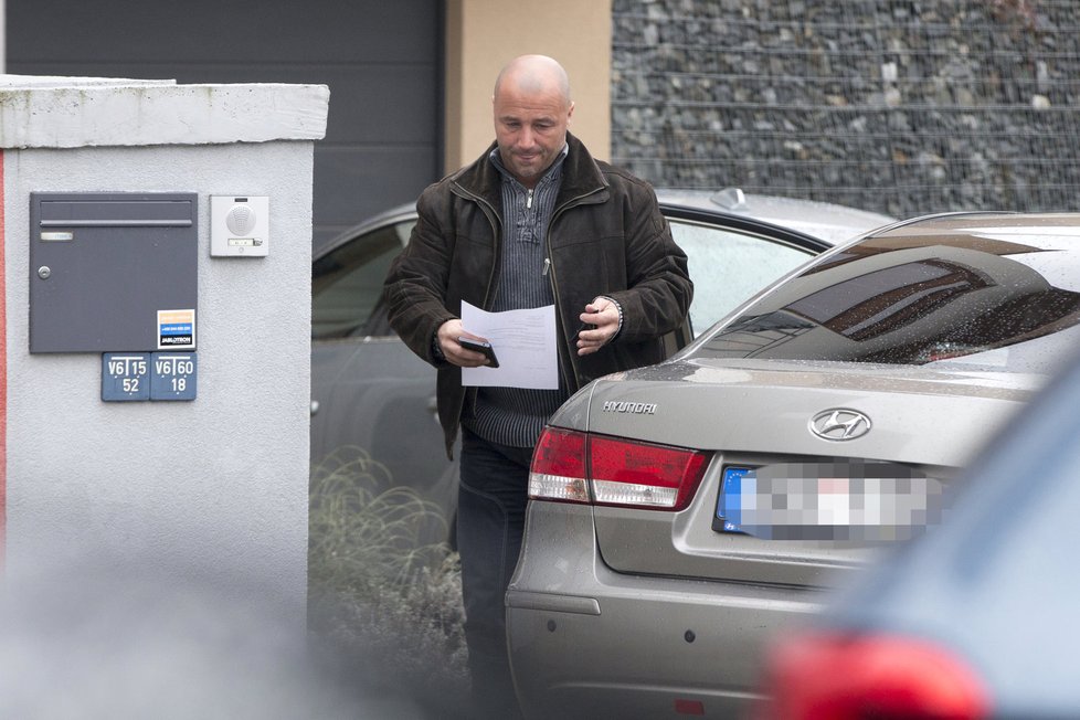 Předávání tajné dohody Paroubkových: 8:40 - Jeden muž s lejstrem odchází a předává ho druhému z vozu.