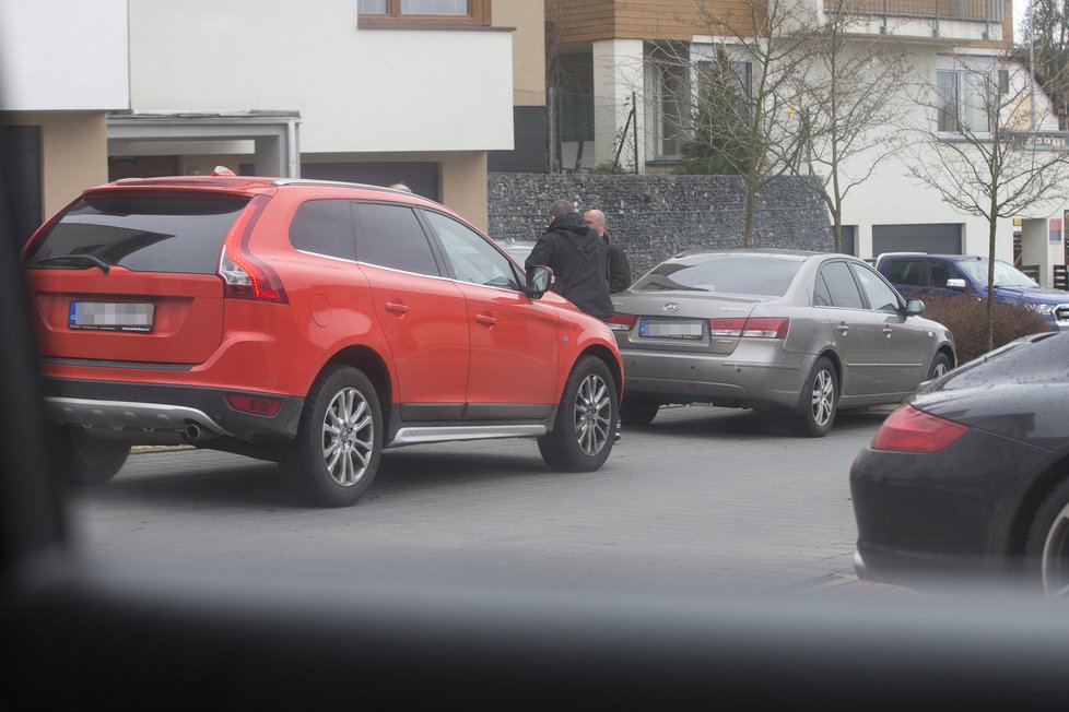 Předávání tajné dohody Paroubkových: 9:39 - Muži z obou táborů spolu hovoří na ulici.