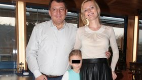 „Kdybych si nevážil své manželky, tak bych se obrátil na policii, protože to není normální, je to únos dítěte a já ji nevidím už asi devátý den,“ řekl v pořadu Top Star na TV Prima Jiří Paroubek.