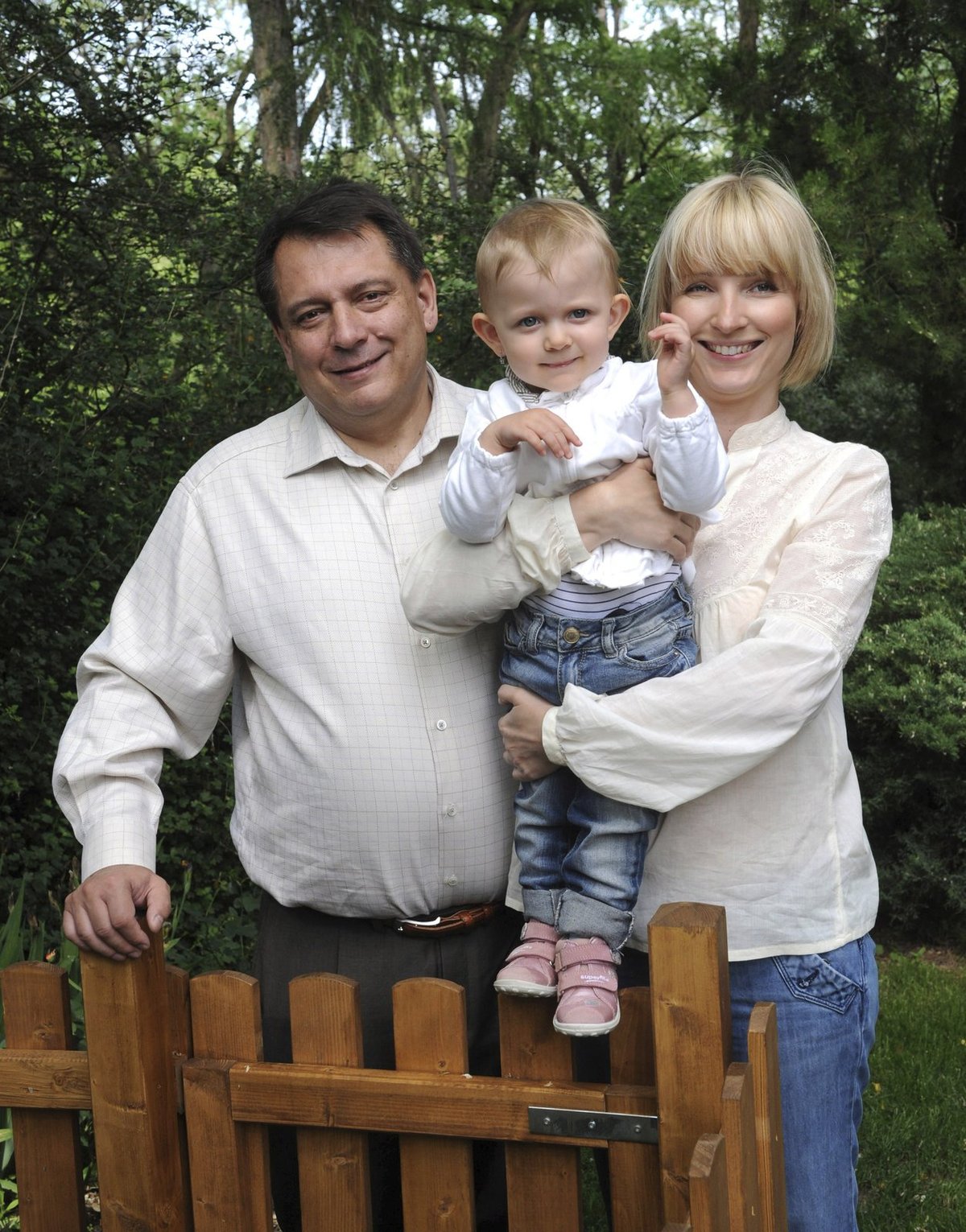 Červen 2011: Šťastná rodina. Tehdy působili Paroubkovi jako šťastná rodina, Jiří zahradničil a Petra ho vedla ke zdravému životnímu stylu.