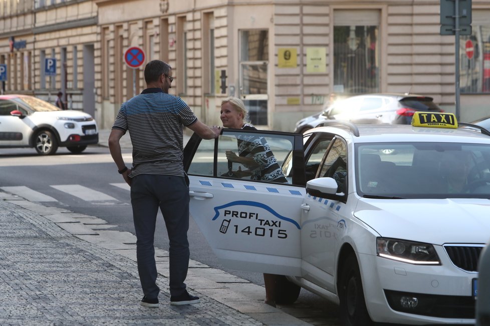 K soudu dorazila Petra Paroubková vysmátá taxíkem.