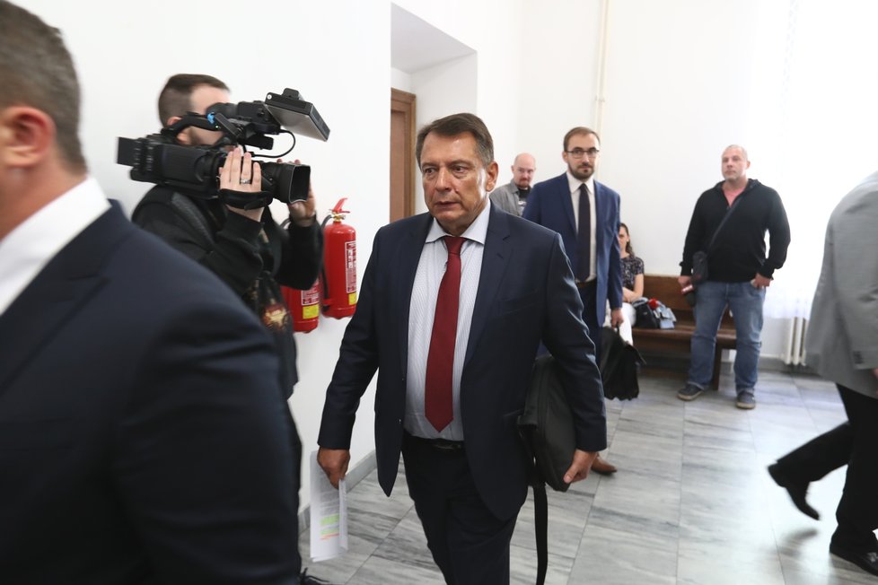 Jiří Paroubek u soudu s manželkou Petrou Paroubkovou