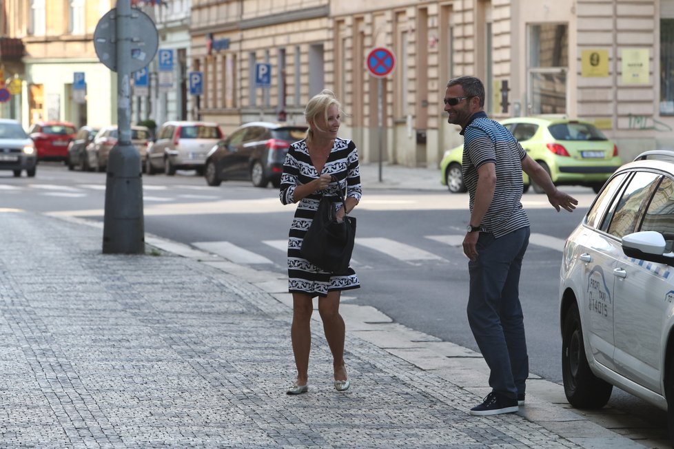 K soudu dorazila Petra Paroubková vysmátá taxíkem.