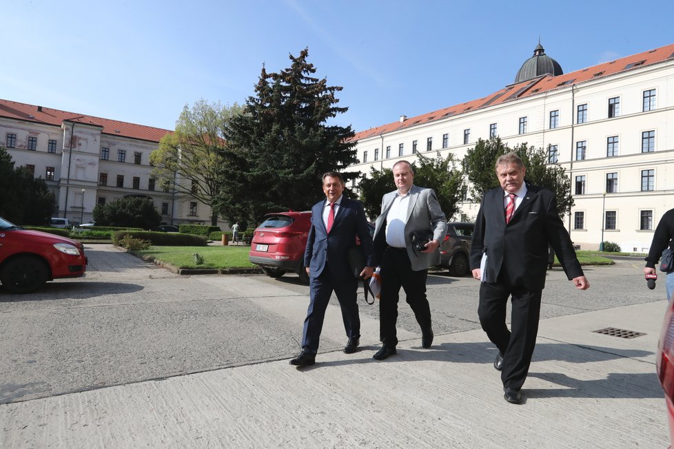 Jiří Paroubek se svými právními zástupci dorazil dobře naladěn.