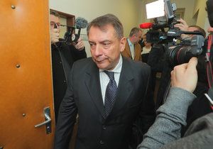 Expremiér Jiří Paroubek dorazil k soudu pořádně nažhavený a oznámil, že podal další trestní oznámení.