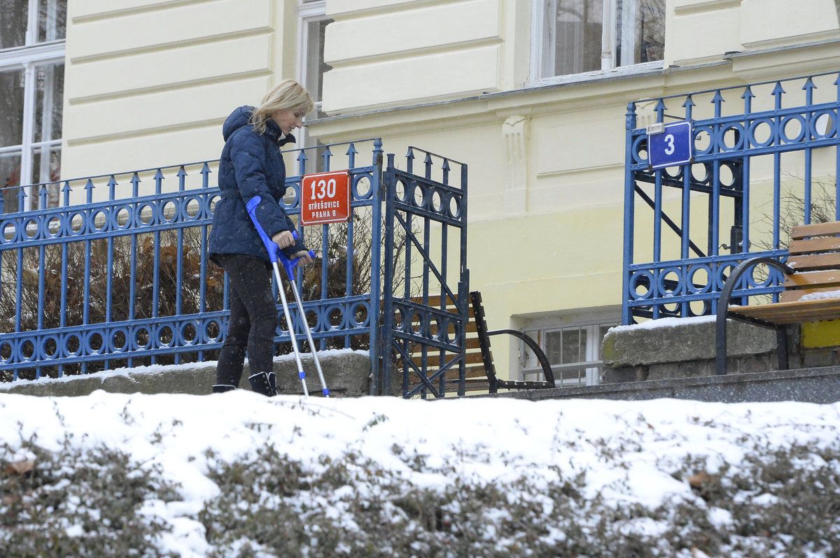 Paroubková jde o berlích do školy své dcery. Sníh jí evidentně nesvědčí.