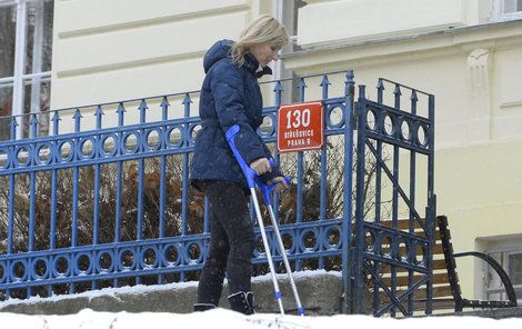 Paroubková jde o berlích do školy své dcery. Sníh jí evidentně nesvědčí.