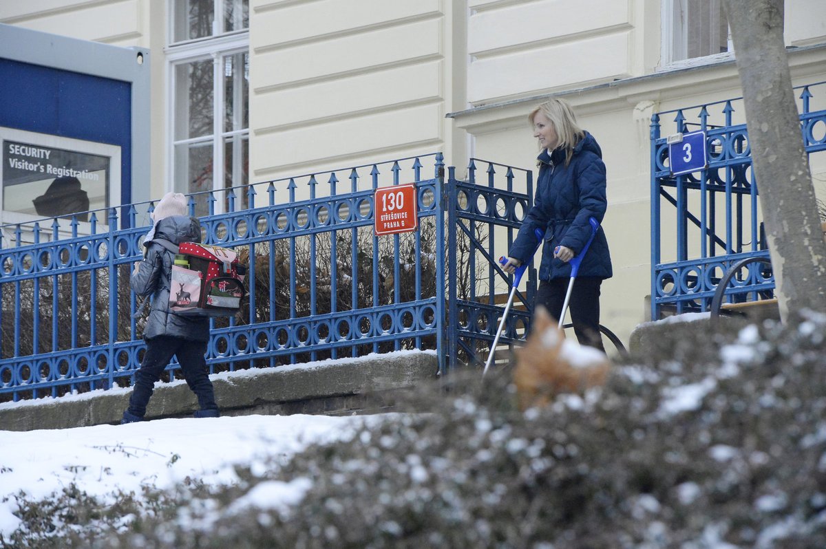 Nemá ortézu, pouze obvaz pod kalhotami. To nasvědčuje, že se koleno hojí rychle. 