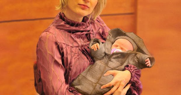 Petra Paroubková se nechala slyšet, že příště malou Margaritku raději oblékne do pytle. Blesk.cz připravil koláž, jak by to mohlo vypadat...