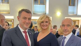 Hejtmanka Petra Pecková (STAN) na předávání státních vyznamenání. Na snímku s hejtmanem Martinem Kubou (ODS) (28.10.2025)