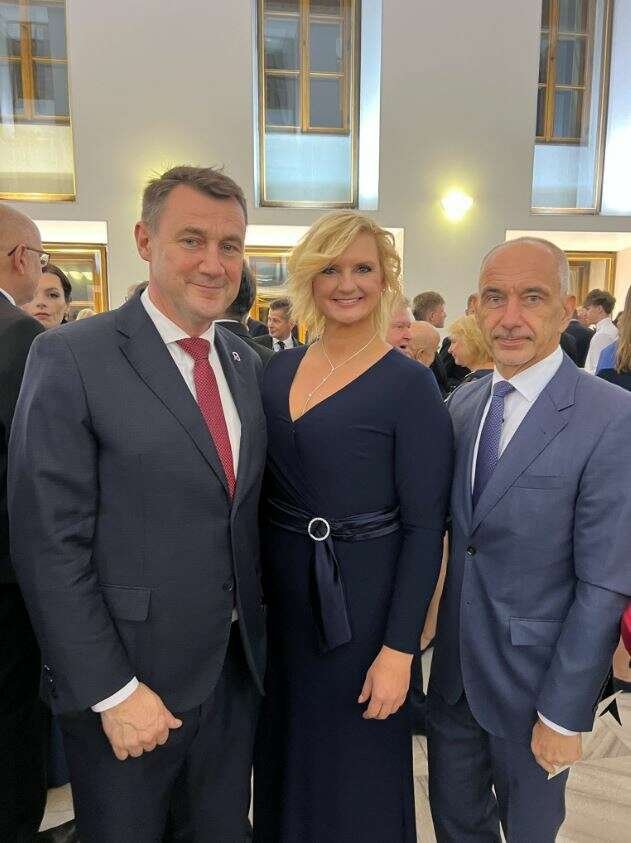 Hejtmanka Petra Pecková (STAN) na předávání státních vyznamenání. Na snímku s hejtmanem Martinem Kubou (ODS) (28.10.2025) Hejtmanka Petra Pecková (STAN) na předávání státních vyznamenání. Na snímku s hejtmanem Martinem Kubou (ODS) (28.10.2025)