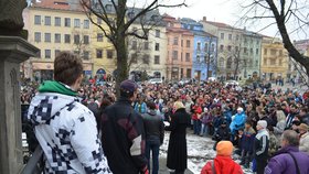 Na pietní akci, vzpomínající na zavražděnou Petru, se v Jihlavě sešly stovky lidí