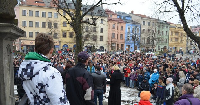 Na pietní akci, vzpomínající na zavražděnou Petru, se v Jihlavě sešly stovky lidí