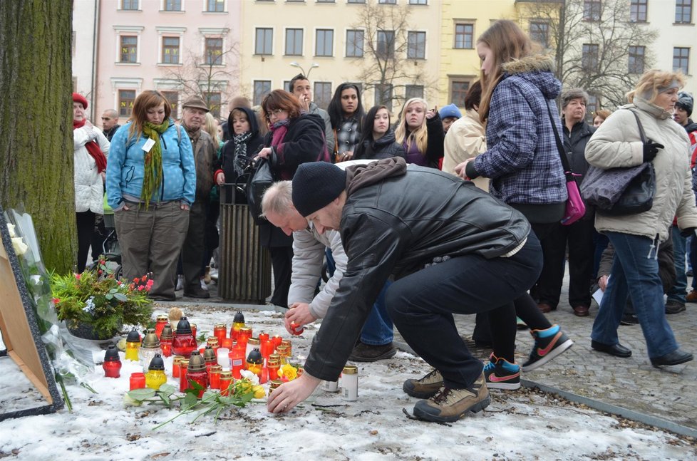 Několik dnů před pohřbem se na jihlavském náměstí konala vzpomínková akce