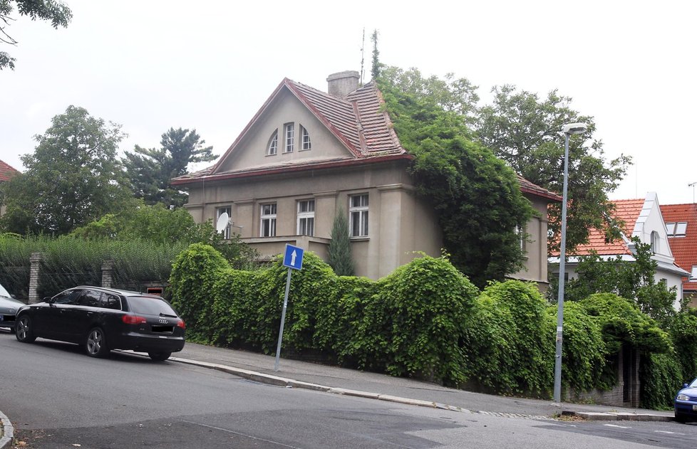Dům v pražských Střešovicích, kde Eliášovi bydlí.