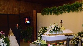 Pohřeb Petry V.: Pohled na bílou rakev a pohlednou patnáctiletou dívku drásal pozůstalým srdce