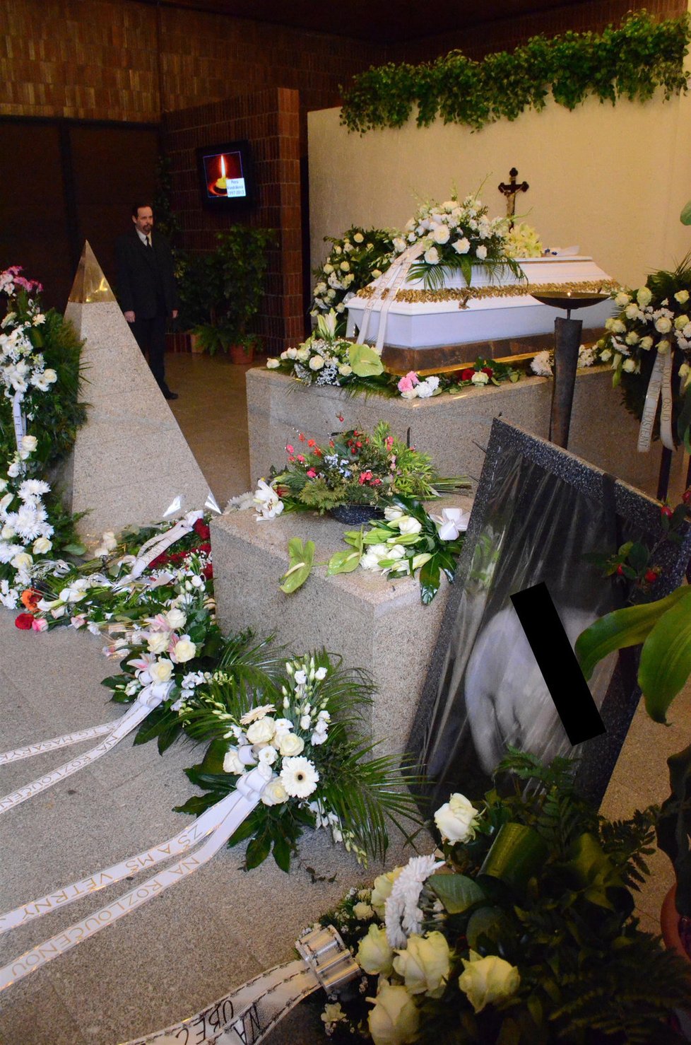 Pohřeb Petry V.: Pohled na bílou rakev a pohlednou patnáctiletou dívku drásal pozůstalým srdce.