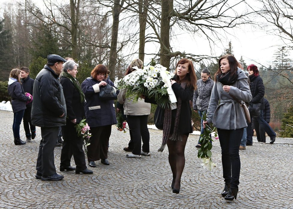 Kamarádi a kamarádky Petry přinesli na pohřeb řadu květin a věnců