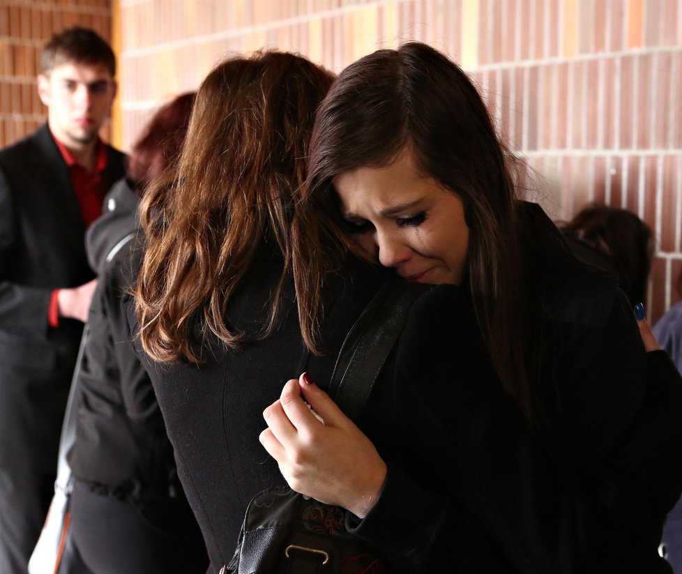 Pohřeb brutálně zavražděné školačky Petry byl plný emocí