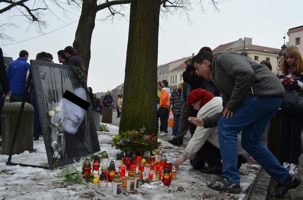 Pietní akce za zabitou Petru v Jihlavě se neobešla bez svíček a slz