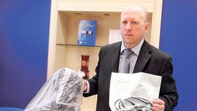 Kriminalista Pavel Kubiš ukazuje motorkářskou botu a napájecí kabel od počítače. S nimi mladíci dívku zavraždili.