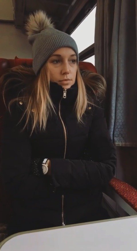 Petra Vraspírová mrzla ve vlaku.
