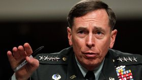 Generál a šéf CIA David Petraeus rezignoval na svůj post kvůli provalení jeho nevěry.