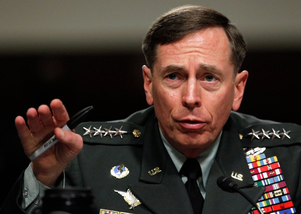 Generál a šéf CIA David Petraeus rezignoval na svůj post kvůli provalení jeho nevěry.