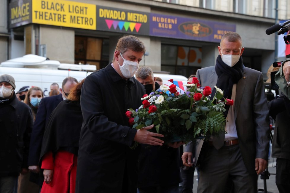 Ministr zahraničních věcí Tomáš Petříček (ČSSD) na Národní třídě (17. 11. 2020)