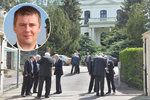 Rusové stáhli z pražské ambasády diplomata zapojeného do nelegálního pronajímání bytů