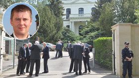 Rusové stáhli z Prahy diplomata. Byl prý zapojený do kauzy pronajímání bytů