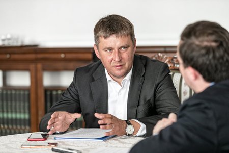Ministr zahraničí Tomáš Petříček (ČSSD) během rozhovoru pro Blesk Zprávy (28. 5. 2020)