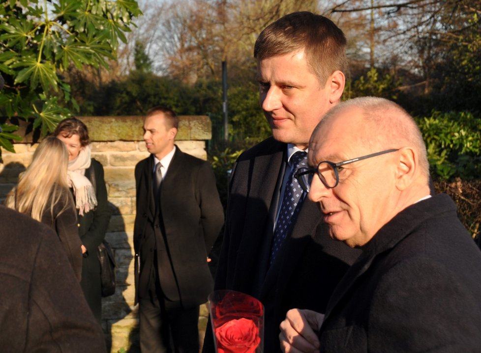 Ministr zahraničních věcí Tomáš Petříček a český velvyslanec v Británii Libor Sečka uctili na hřbitově v Manchesteru památku českého letce v řadách Královského letectva (RAF), který zahynul v roce 1944. (7. 2. 2020)