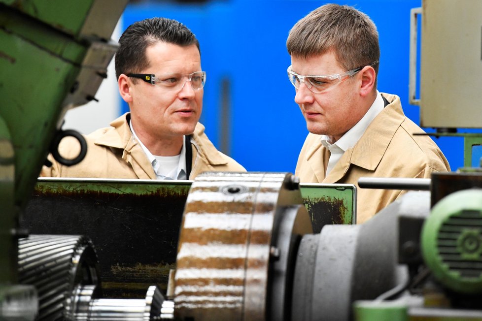 Ministr zahraničních věcí z ČSSD Tomáš Petříček navštívil v Plzni společnost Wikov Gear, která je výrobcem průmyslových převodovek a ozubených kol. Vlevo je ředitel společnosti Tomáš Zrostlík. (5. 2. 2020)