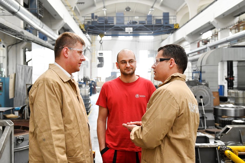 Ministr zahraničních věcí z ČSSD Tomáš Petříček navštívil v Plzni společnost Wikov Gear, která je výrobcem průmyslových převodovek a ozubených kol. Vlevo je ředitel společnosti Tomáš Zrostlík. (5. 2. 2020)