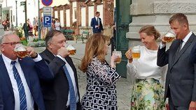 Český ministr zahraničí Tomáš Petříček s manželkou Ivou pohostil ministra zahraničí USA Mikea Pompea a manželku Susan plzeňským pivem (11. 8. 2020).