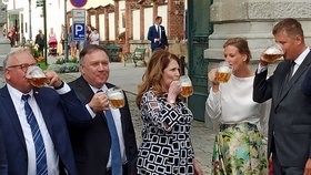 Český ministr zahraničí Tomáš Petříček s manželkou Ivou pohostil ministra zahraničí USA Mikea Pompea a manželku Susan plzeňským pivem (11. 8. 2020).