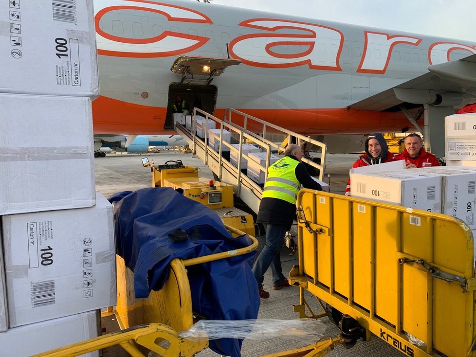 Česká pomoc určená pro čínský Wu-chan odletěla z Vídně (23. 2. 2020)