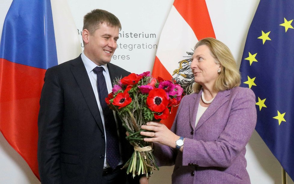 Ministr zahraničí Tomáš Petříček (ČSSD) při návštěvě Rakouska. Svému protějšku - ministryni Karin Kneisslové přivezl květinu.