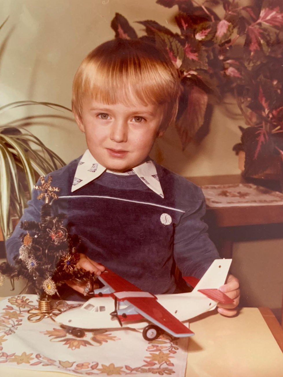 Malý Tomáš Petříček. Dnešní ministr zahraničí z ČSSD asi ve 4 letech vzpomínal pro Blesk Zprávy na dětské Vánoce.
