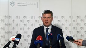 Ministr zahraničních věcí Tomáš Petříček (ČSSD) na briefingu o cestování do Slovinska. (3.7.2020)
