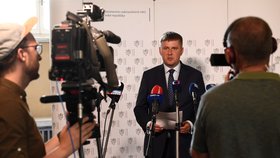 Ministr zahraničních věcí Tomáš Petříček (ČSSD) na briefingu o cestování do Slovinska. (3.7.2020)
