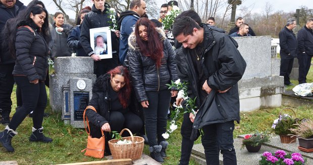 Dojemný pohřeb malého Petříka (†3 měs.). Rodina nese jeho ztrátu těžce.