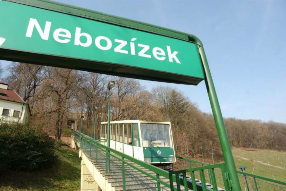 Lanová dráha na Petřín se nárazově potýká s nápory turistů.